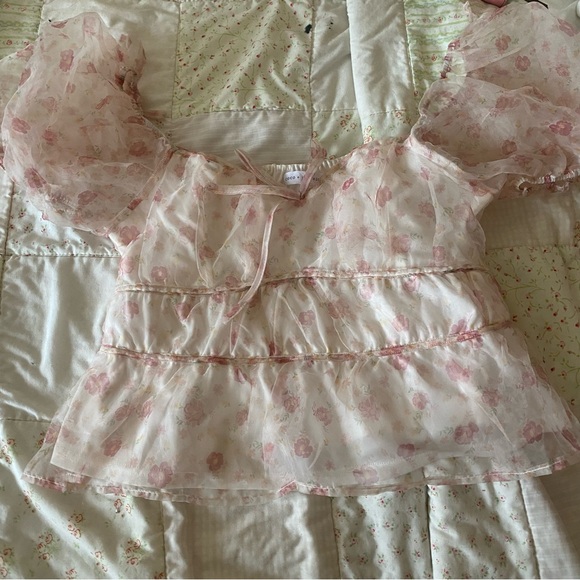 Francesca’s organza puff sleeve floral top - Picture 1 of 9